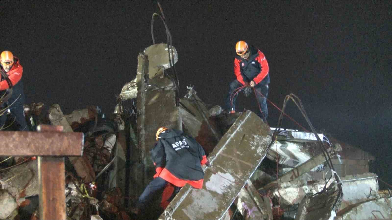 Bursa’da deprem tatbikatı gerçeğini aratmadı
Bursa’da deprem tatbikatı gerçeğini aratmadı