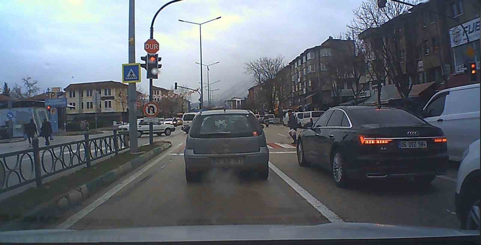 Bursa’da kırmızı ışık ihlali kaza getiriyordu...Yayanın canını hiçe saydı
