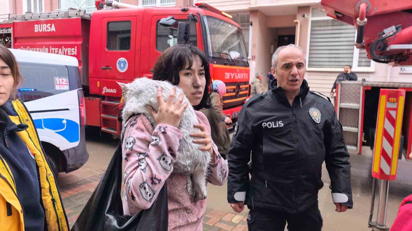 Bursa’da yangında can pazarı...Çocuklar tahliye edildi, kediler kurtarıldı

