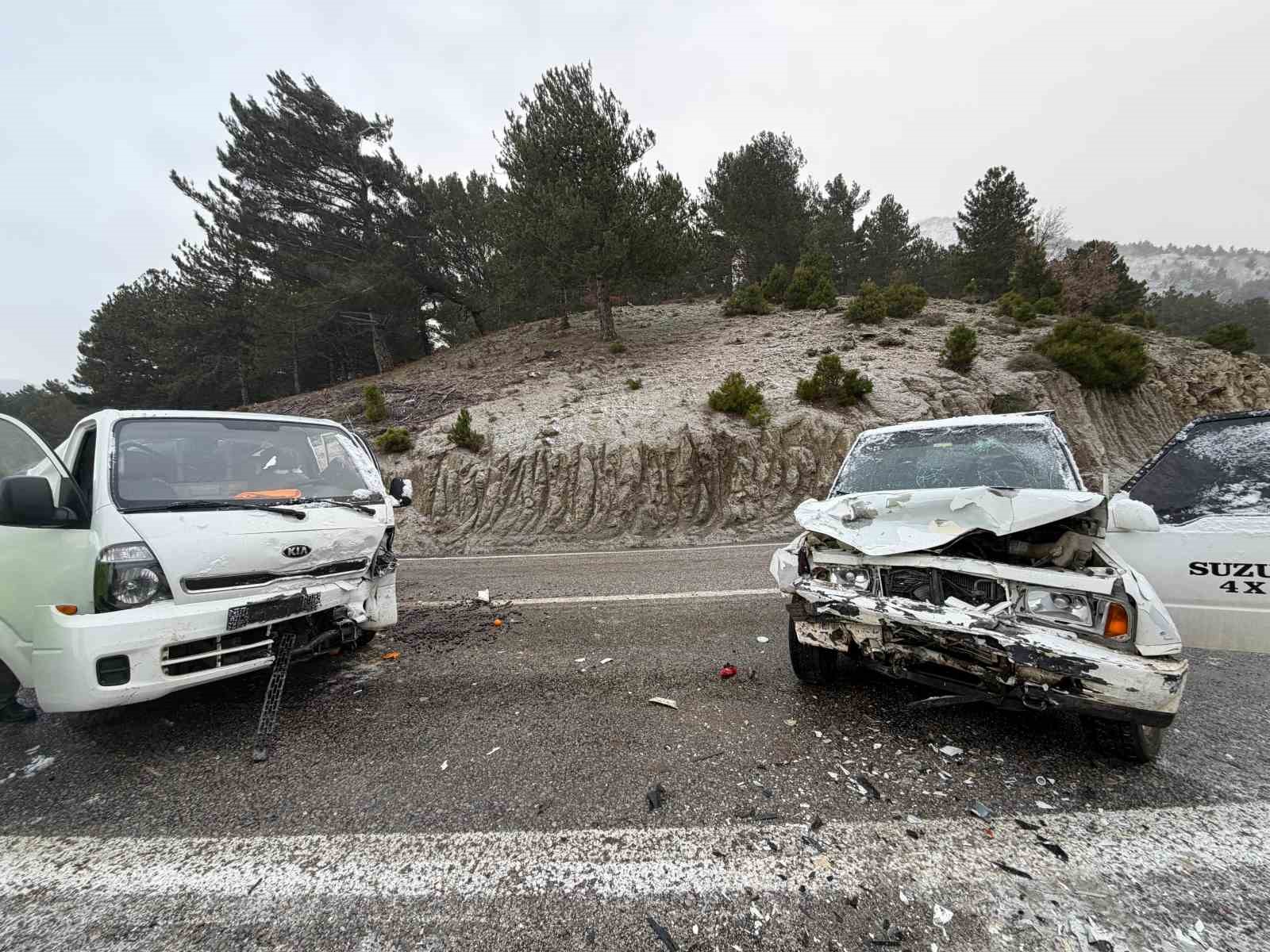 Buzlanma nedeniyle arazi aracıyla kamyonet çarpıştı: 2 yaralı
Buzlanma nedeniyle arazi aracıyla kamyonet çarpıştı: 2 yaralı