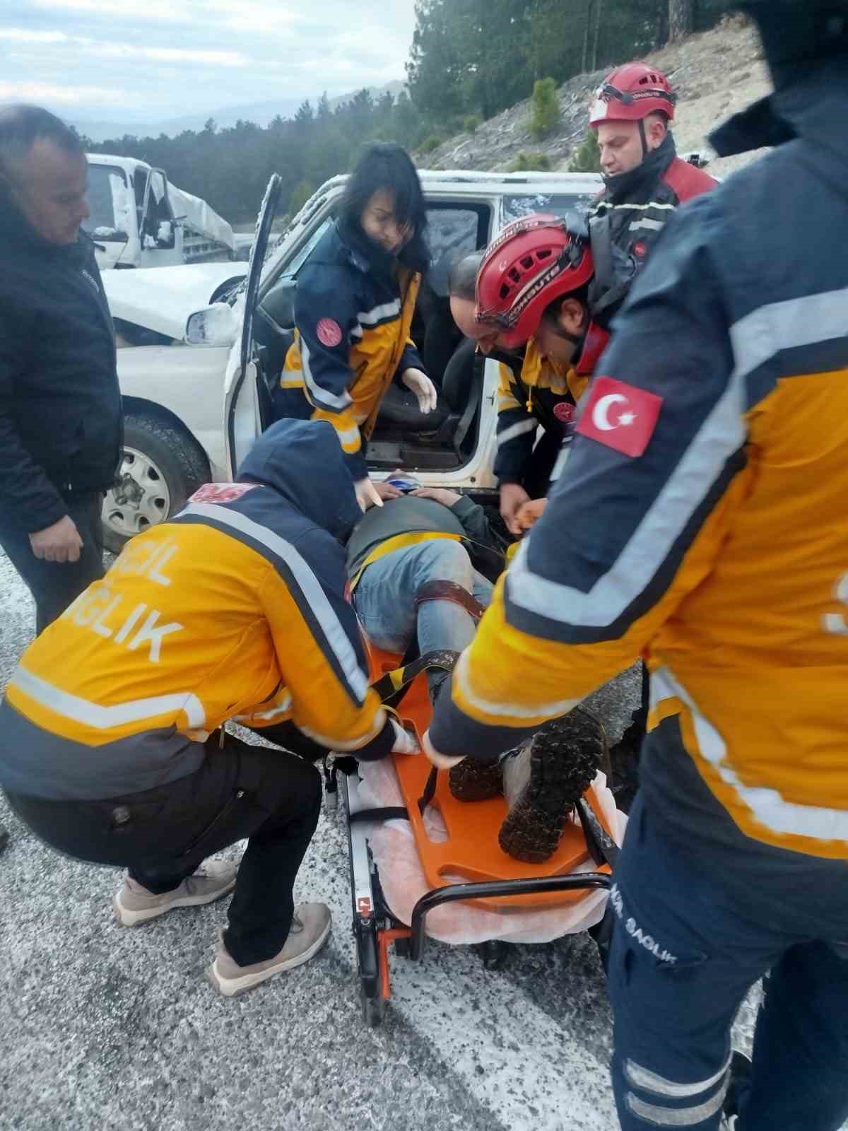 Buzlanma nedeniyle arazi aracıyla kamyonet çarpıştı: 2 yaralı
Buzlanma nedeniyle arazi aracıyla kamyonet çarpıştı: 2 yaralı