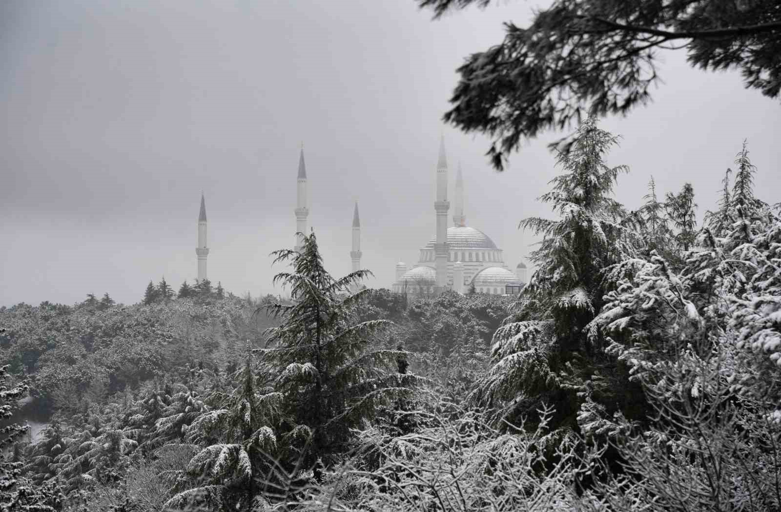 Çamlıca’da etkili olan kar yağışı havadan görüntülendi
