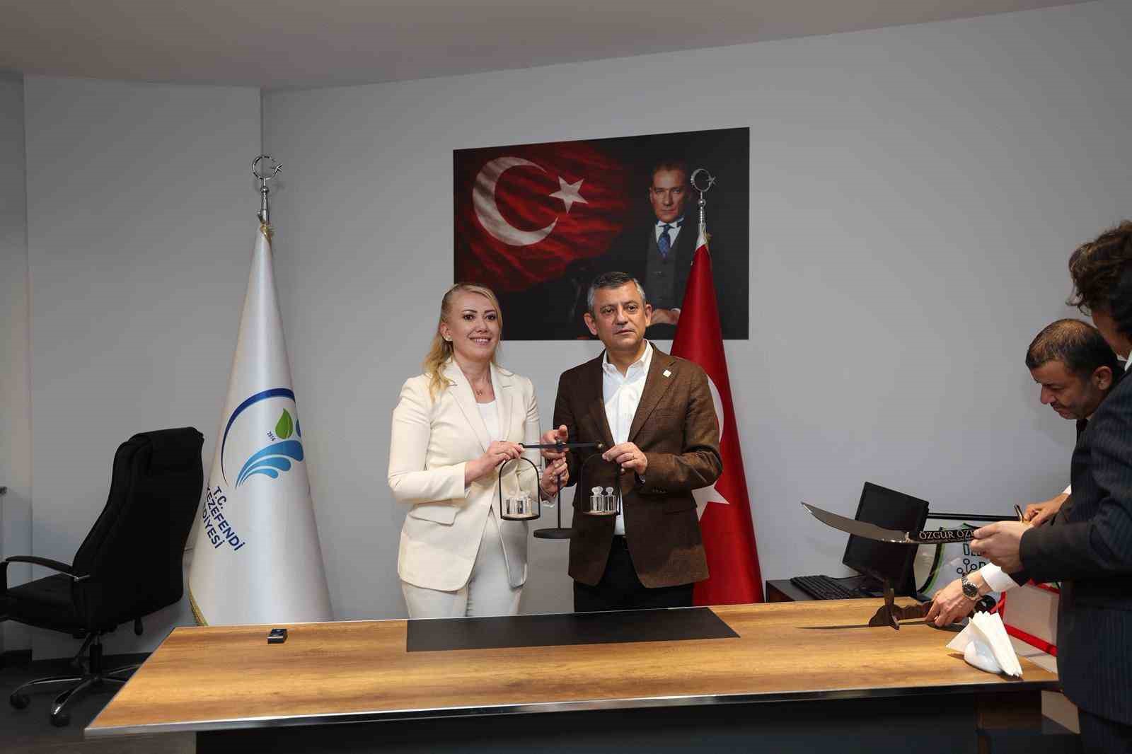 CHP Genel Başkanı Özgür Özel’den Başkan Doğana övgü dolu sözler
