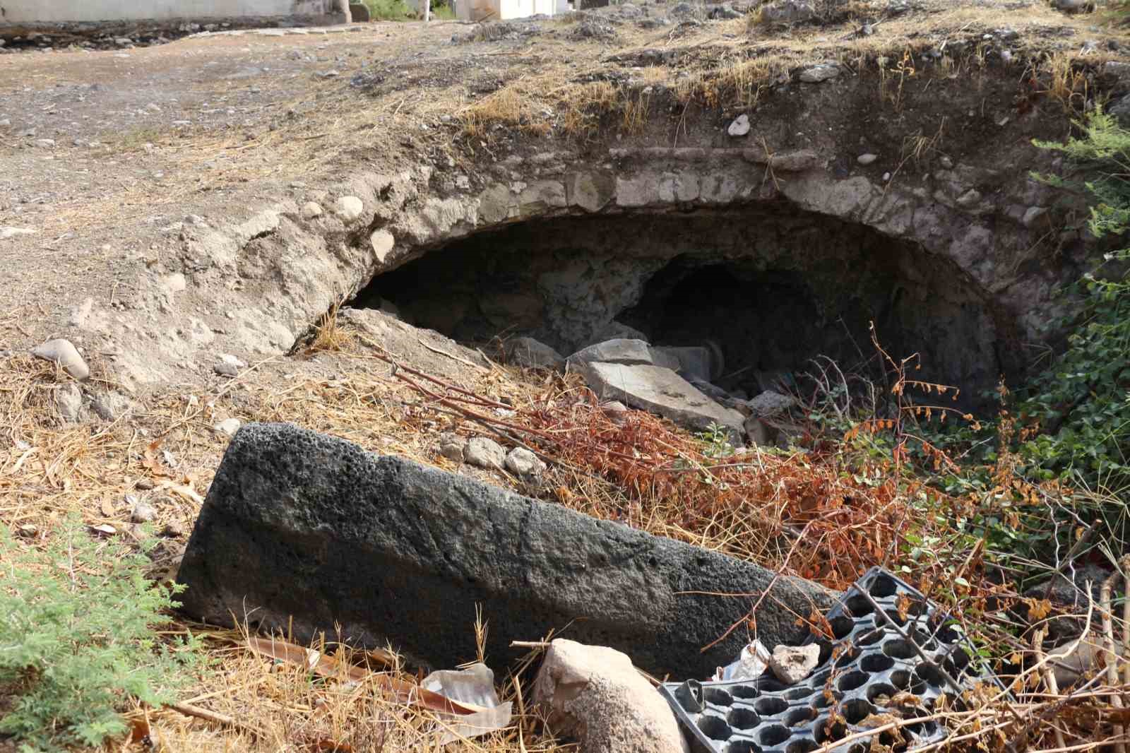 Cizre’de definecilerin hedefindeki tarihi medreseye restorasyon talebi
