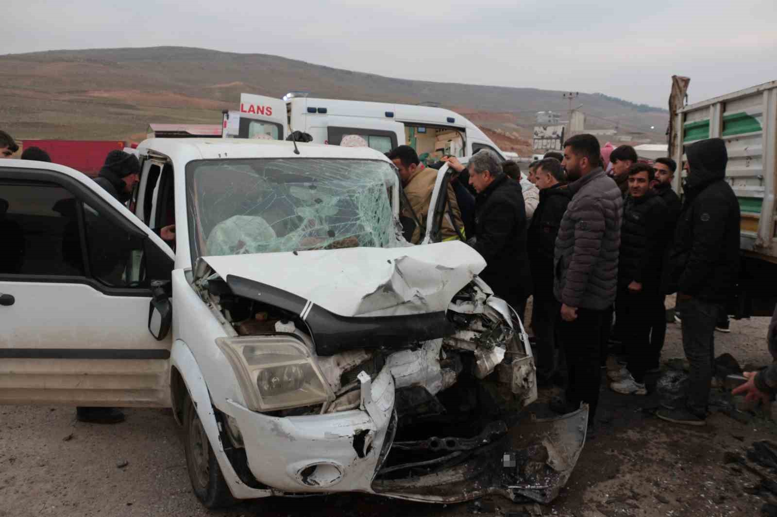 Cizre’de hafif ticari araç park halindeki tırın dorsesine çarptı: 1 yaralı
