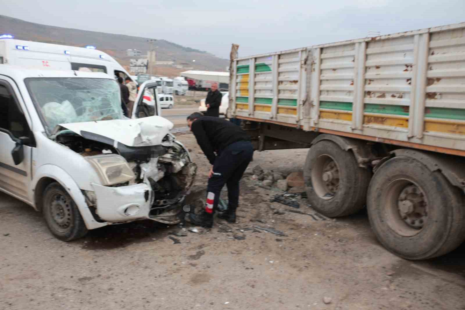 Cizre’de hafif ticari araç park halindeki tırın dorsesine çarptı: 1 yaralı
