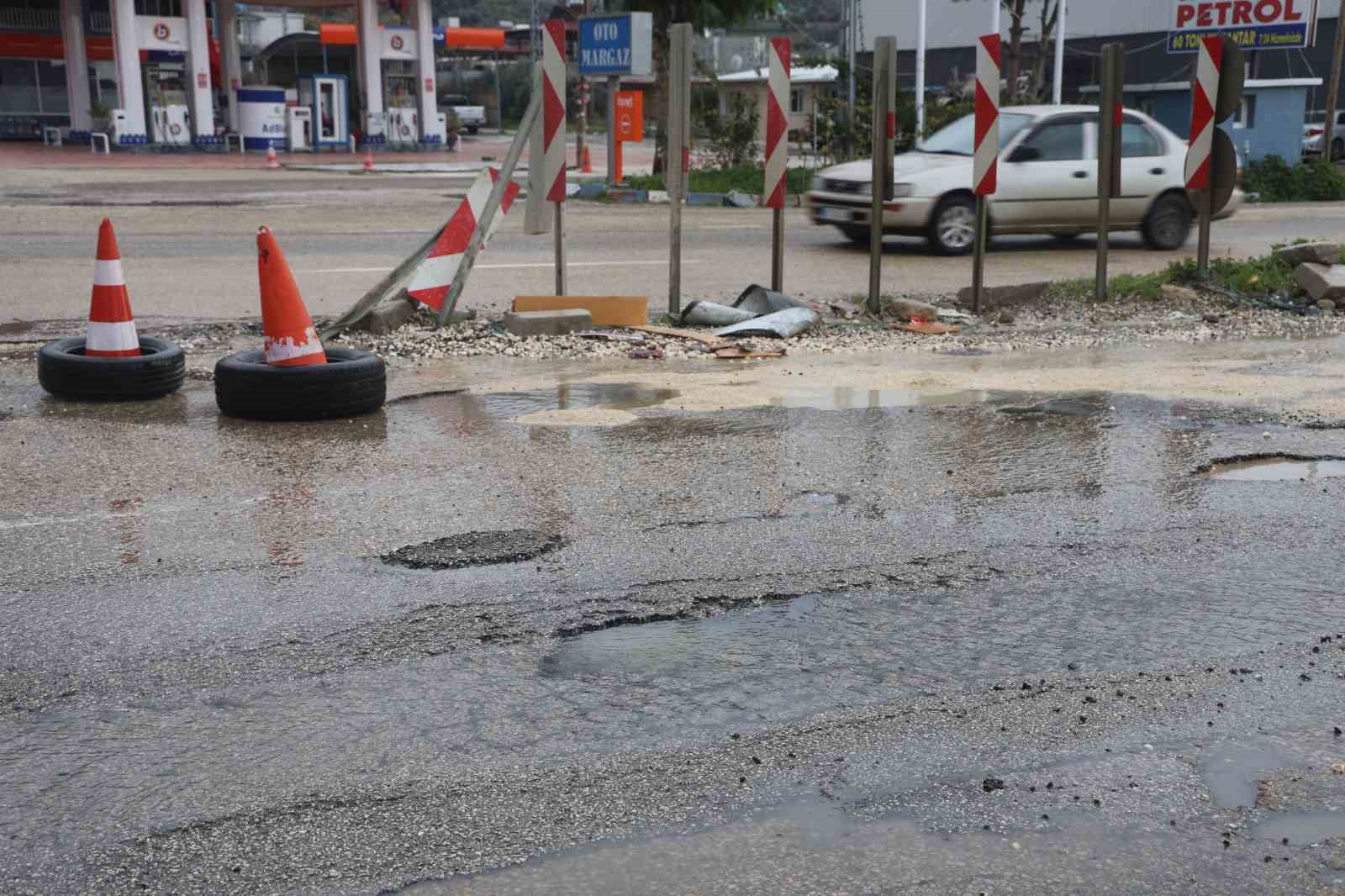 Çukura düşen araçları durdurmaya çalıştı, başarısız oldu
