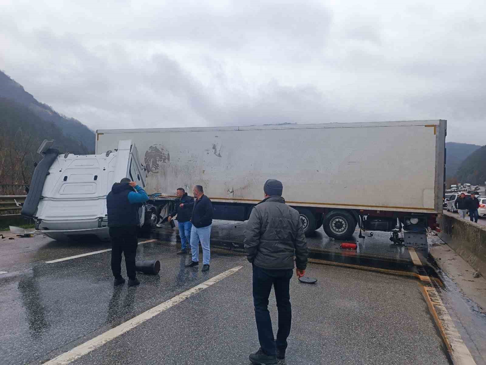 D-650 yolunda trafiği durduran kaza
