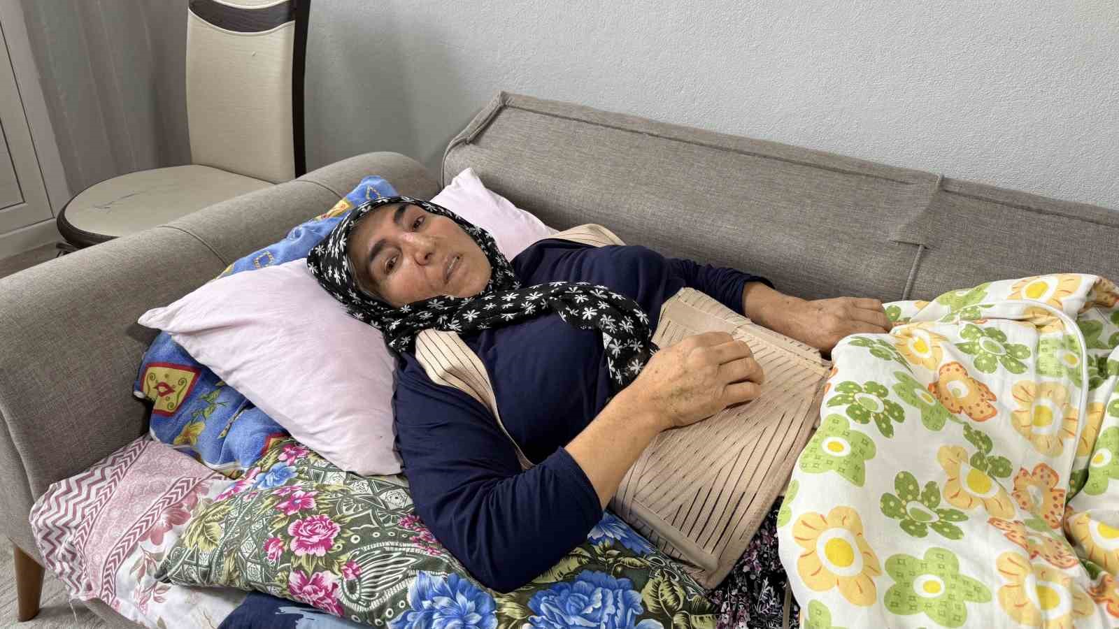Dayak yiyen yeğenini kurtarmak isteyen kadın darp edildi
