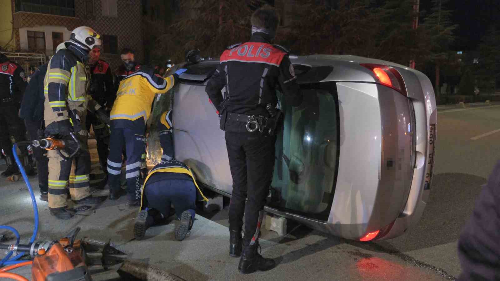 Devrilen otomobilin altında kalan sürücü itfaiye ekiplerince çıkarıldı
