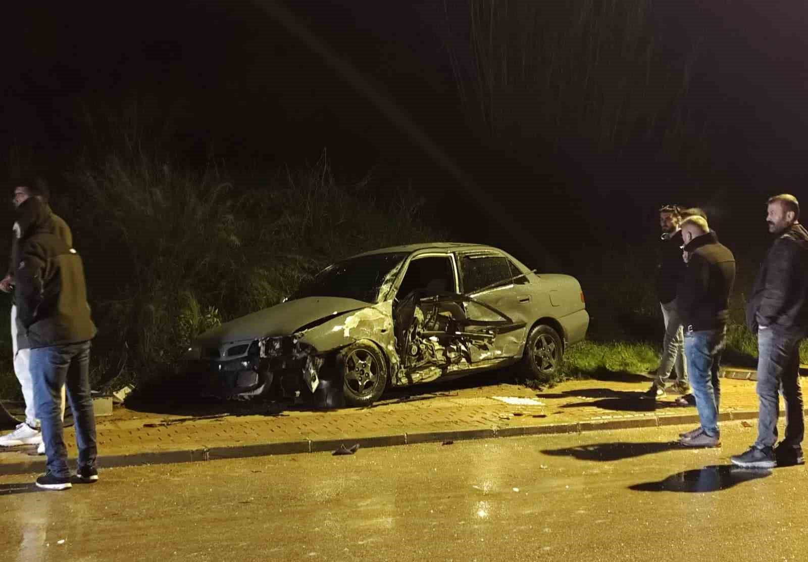 Direğe çarptı, hurdaya dönen araçtan yaralanmadan çıktı
