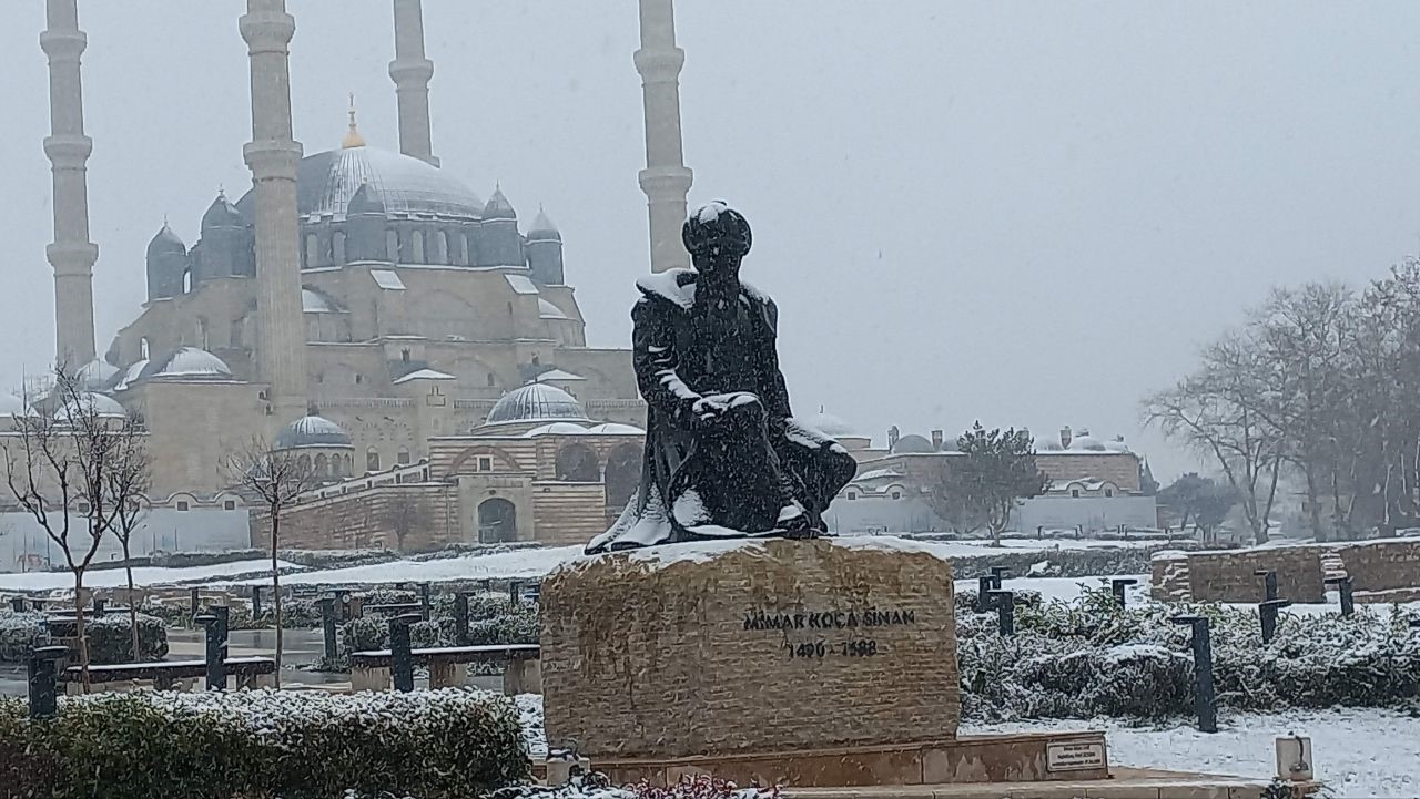 Edirne’de kar kent merkezinde etkisini azalttı, ilçelerde kar küremesi devam ediyor
