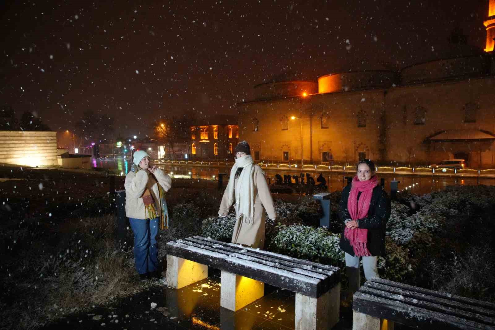 Edirne’de kar sevinci: Vatandaşlar beyaz örtünün tadını çıkardı

