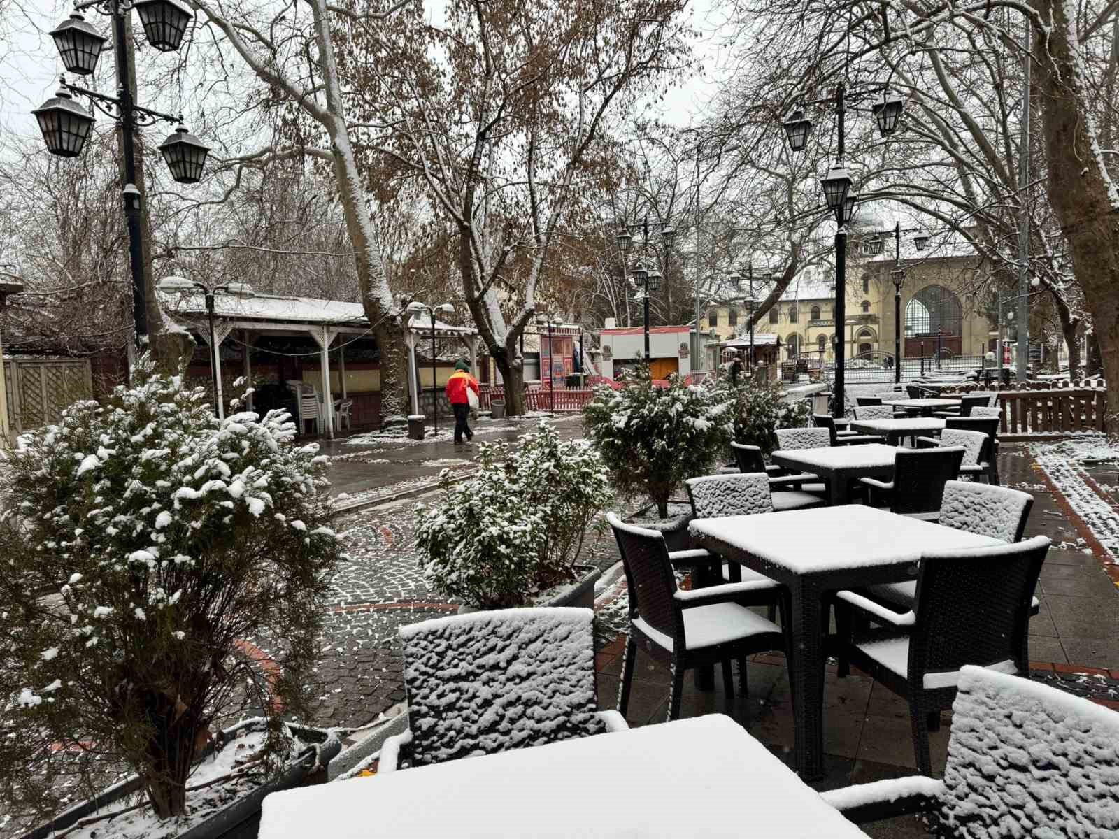 Edirne’de kar yağışı kartpostallık görüntüler oluşturdu
