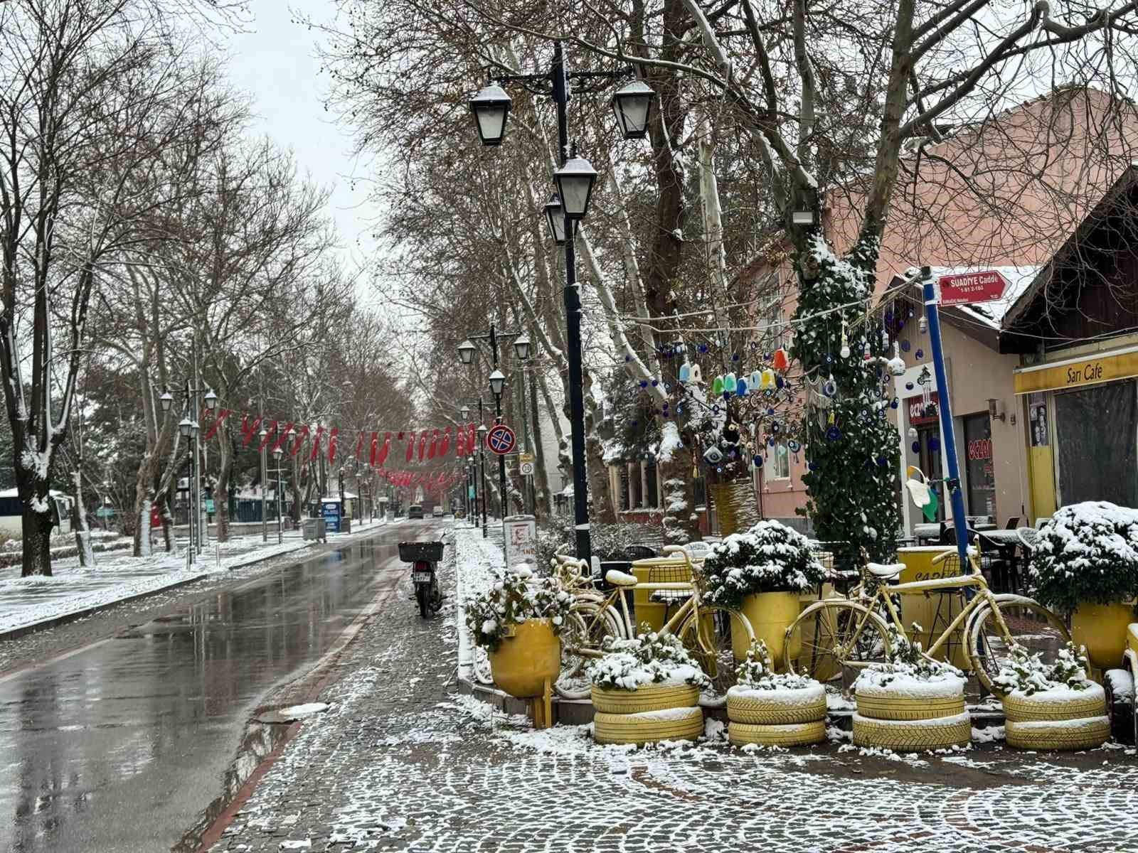 Edirne’de kar yağışı kartpostallık görüntüler oluşturdu
