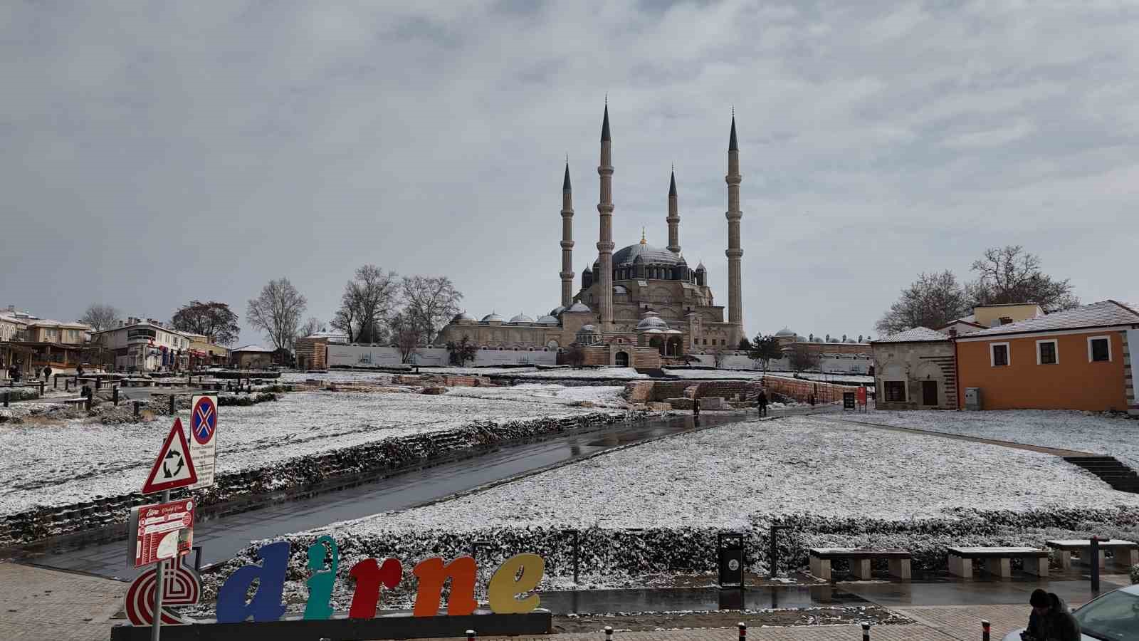 Edirne’de kar yağışı kartpostallık görüntüler oluşturdu

