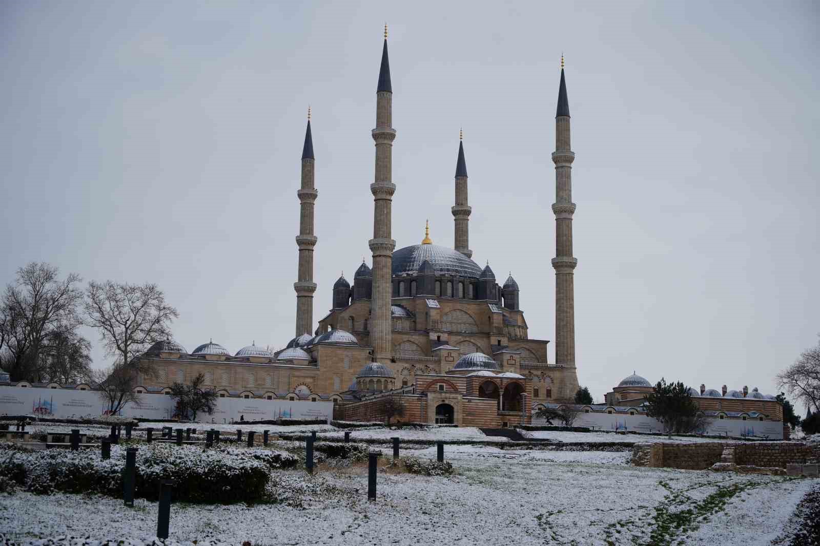 Edirne’de kar yağışı kartpostallık görüntüler oluşturdu

