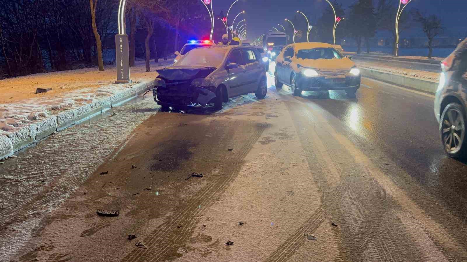 Edirne’de kar yağışında zincirleme kaza: 9 araç birbirine girdi
