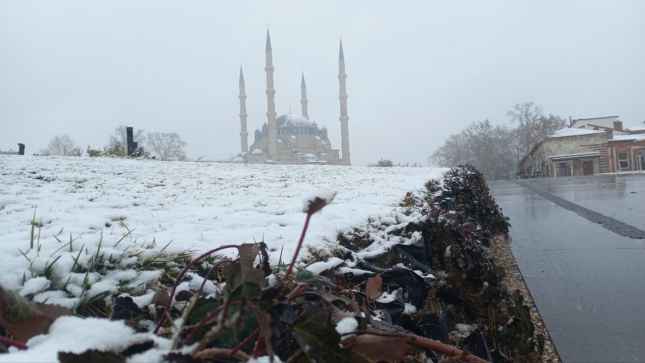 Edirne’nin bazı ilçelerinde taşımalı eğitime 1 gün ara verildi
Edirne’nin bazı ilçelerinde taşımalı eğitime 1 gün ara verildi