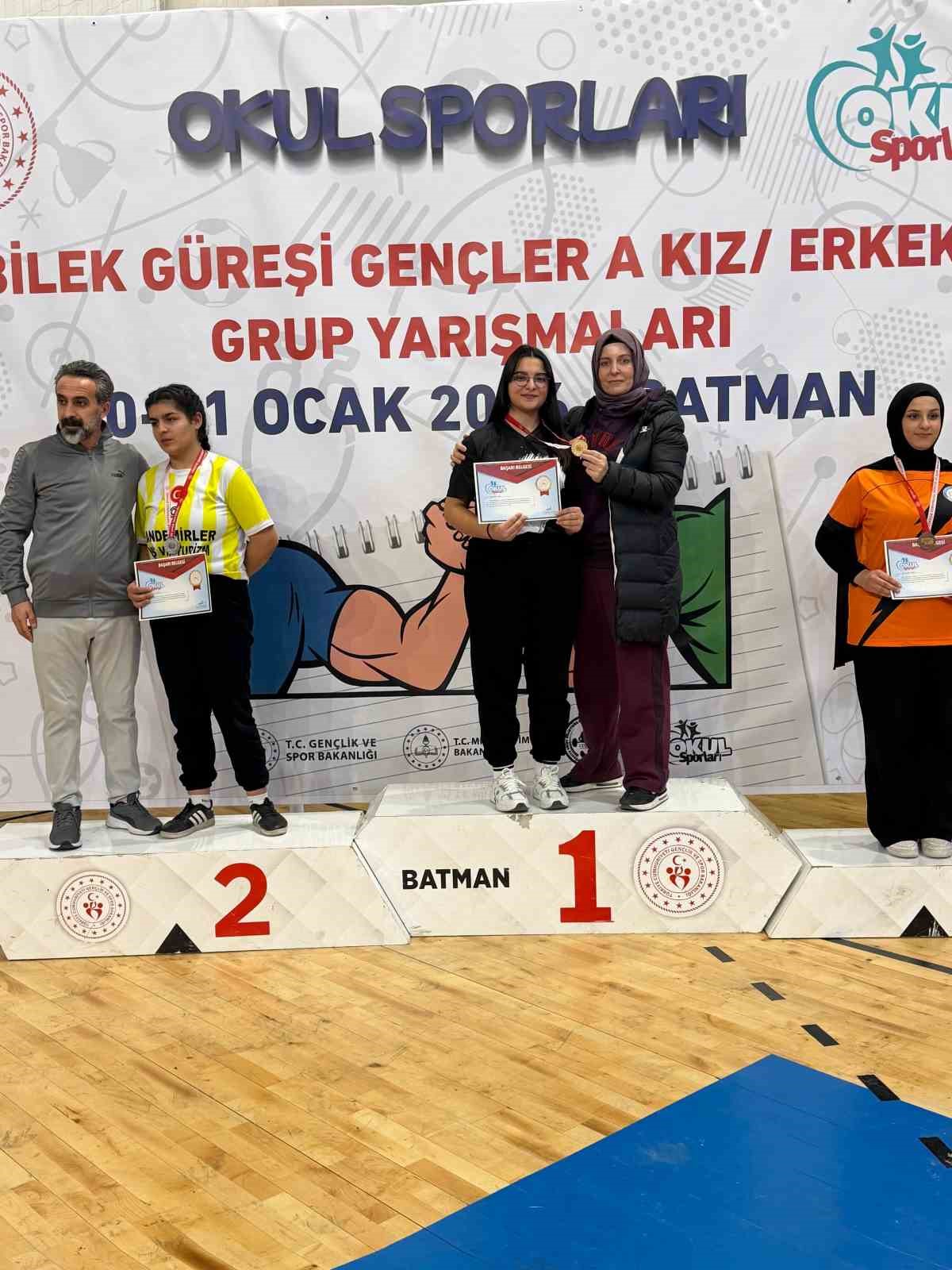 Elazığ’a bilek güreşinde 3 madalya
Elazığ’a bilek güreşinde 3 madalya