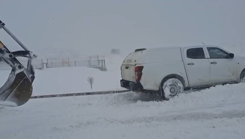 Elazığ’da karda mahsur kalan araçlar kurtarıldı
