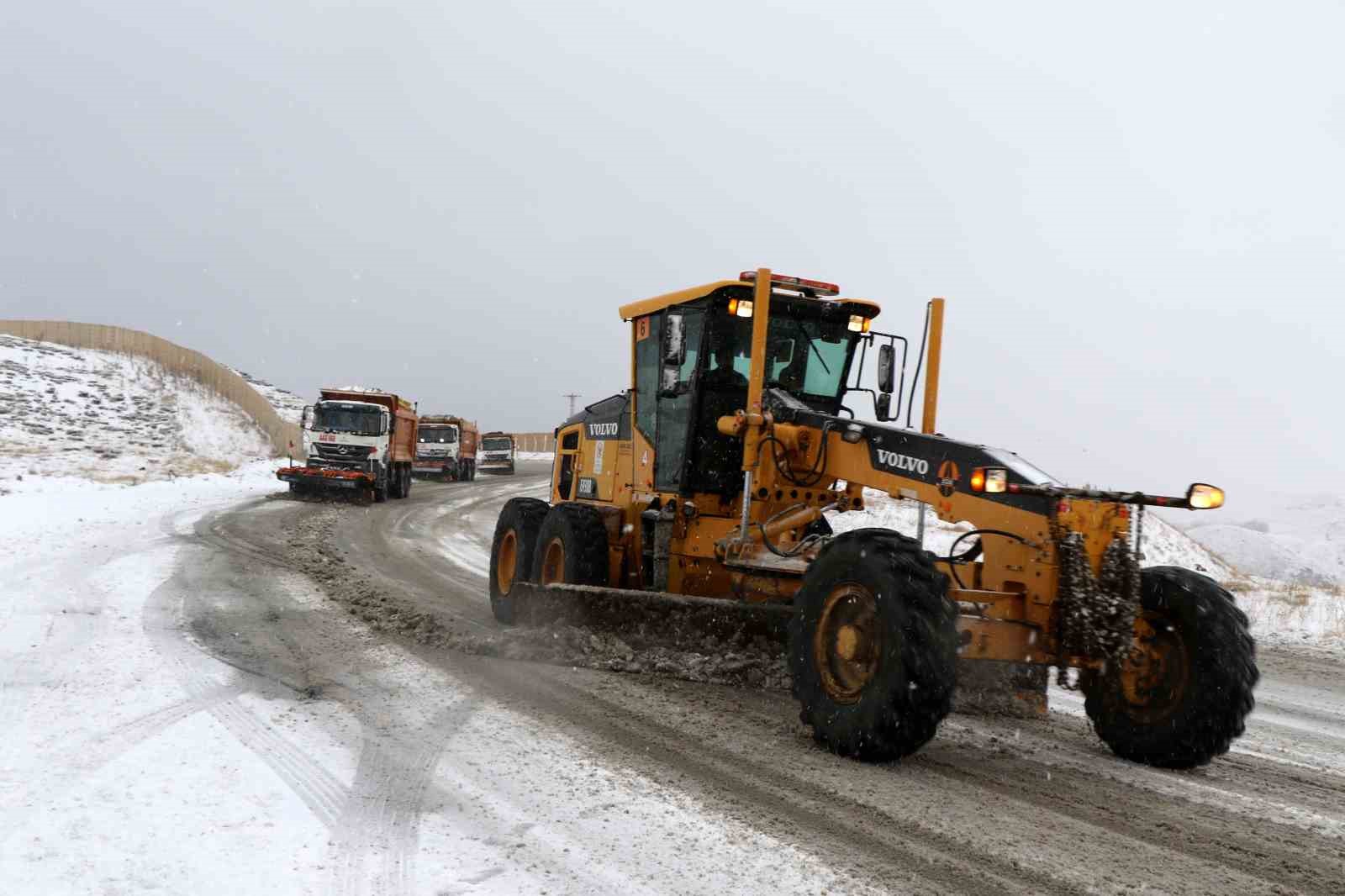 Erzincan’da kar ve sis ulaşımı aksattı, iki ilçede eğitime ara verildi
