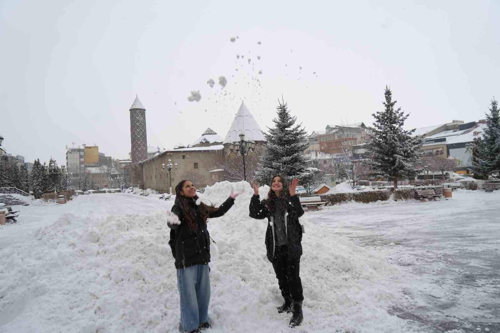 Erzurum’da kar yağışı etkili oluyor
