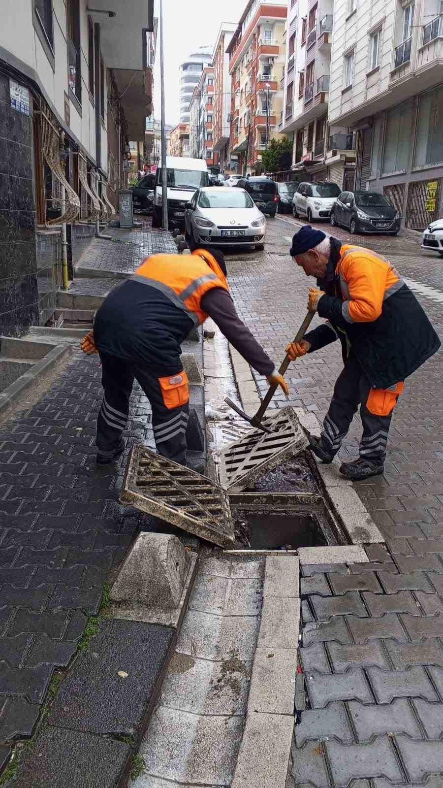 Esenyurt Belediyesi olumsuz hava şartlarına karşı 24 saat görev başında
