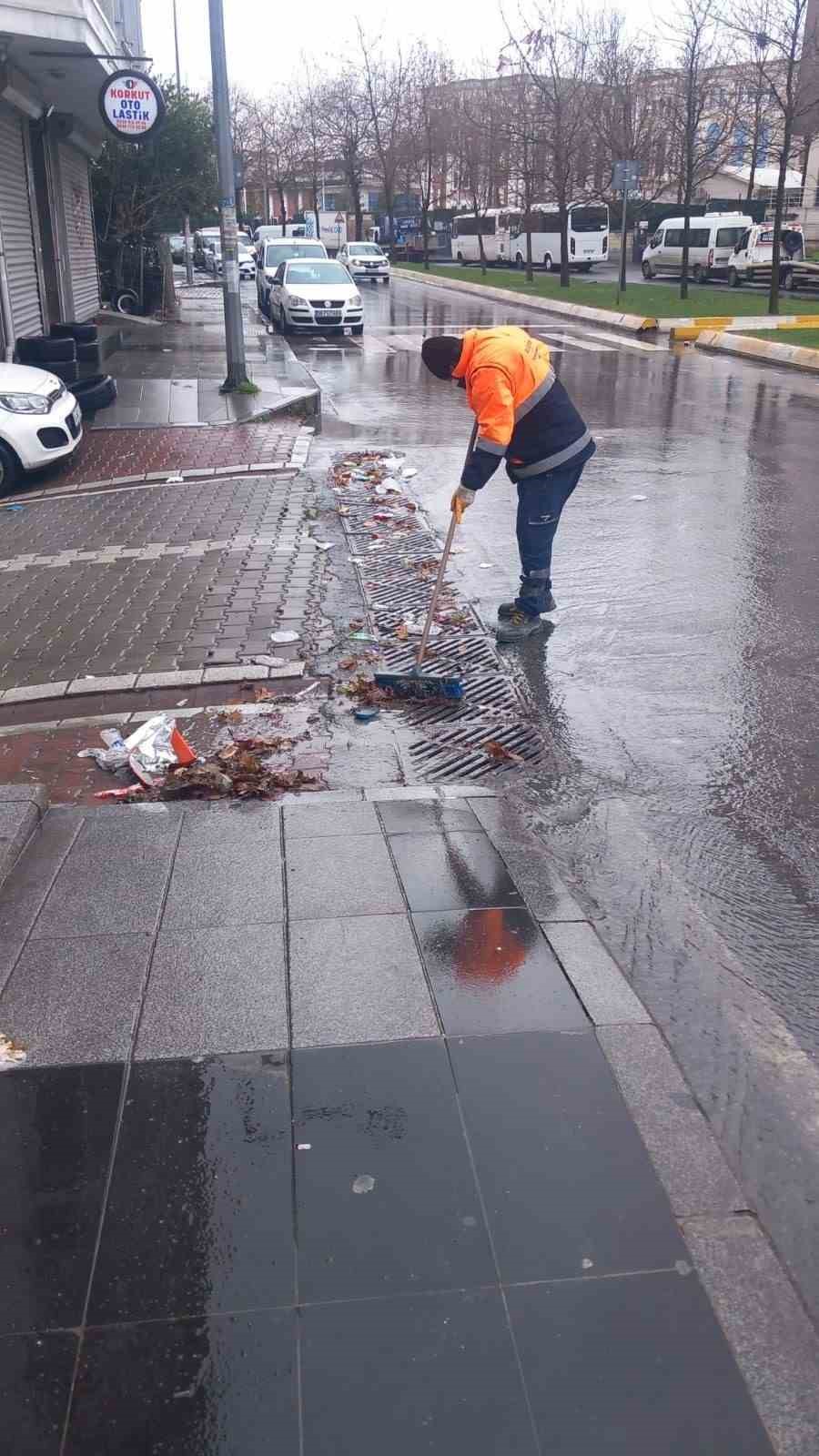 Esenyurt Belediyesi olumsuz hava şartlarına karşı 24 saat görev başında
