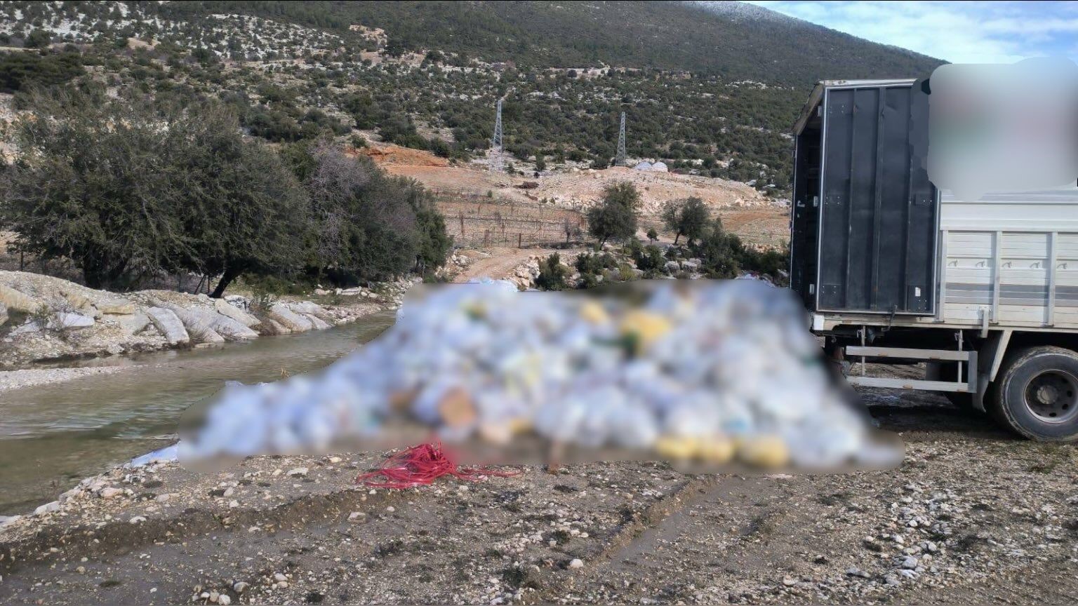 Finike’de dere kenarına kamyonla atık dökme olayına adli işlem
