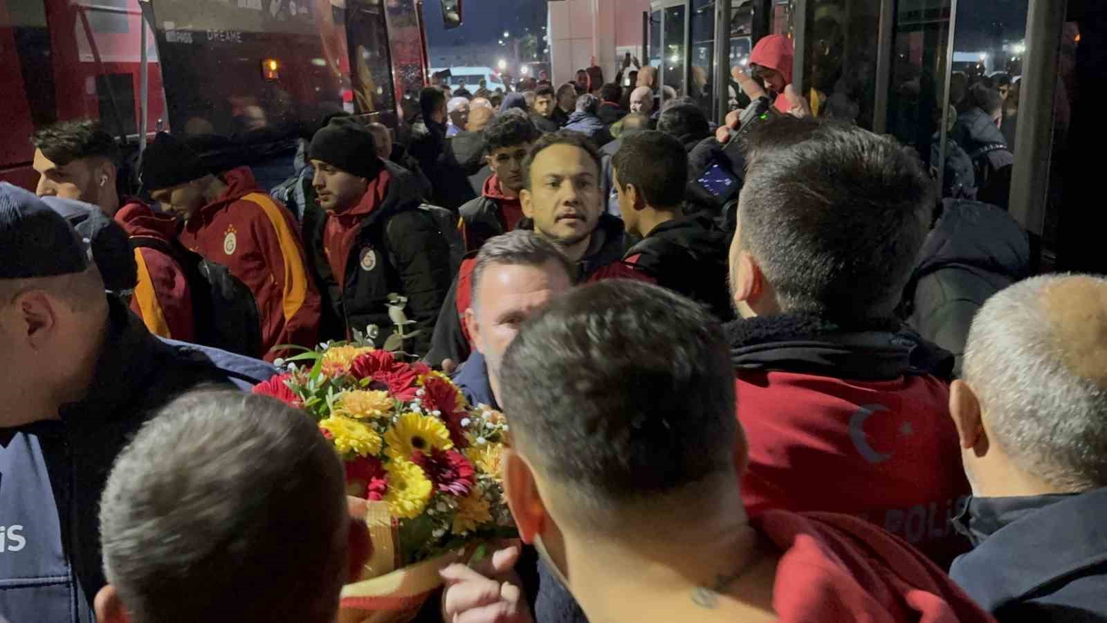 Galatasaray, Fethiye’de çiçeklerle karşılandı
