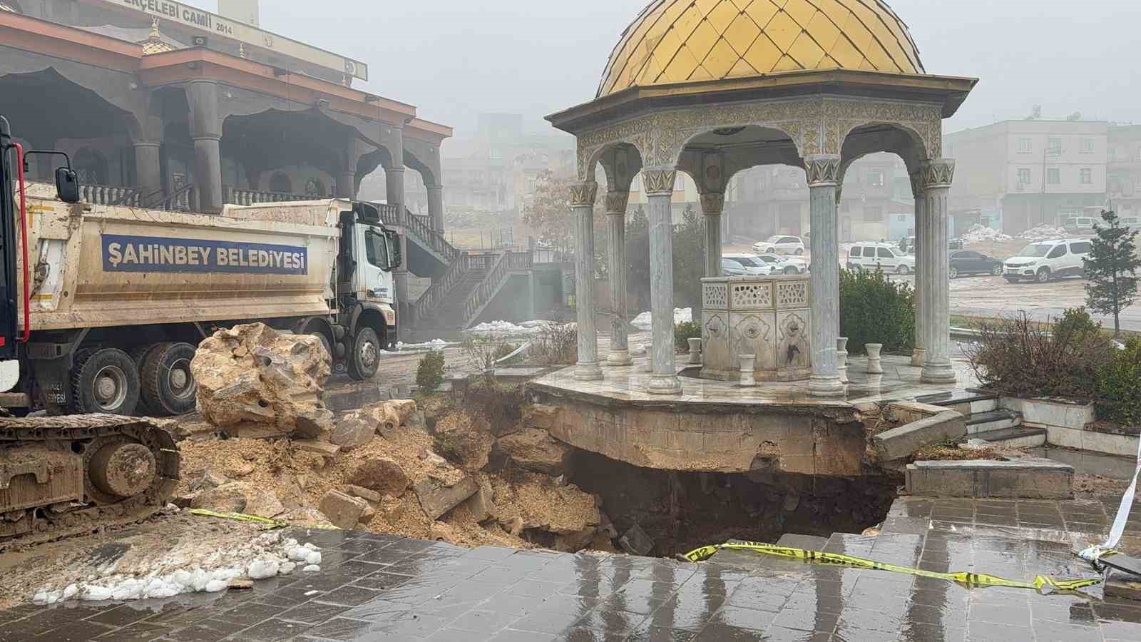 Gaziantep’te yoğun yağış sonrası cami avlusu çöktü
