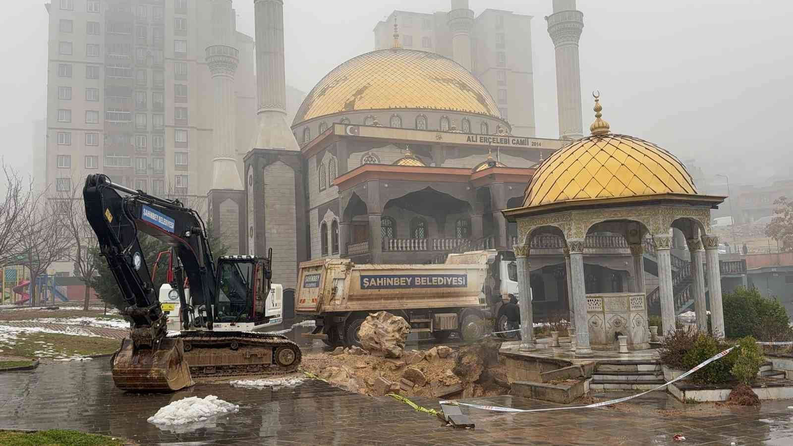 Gaziantep’te yoğun yağış sonrası cami avlusu çöktü
