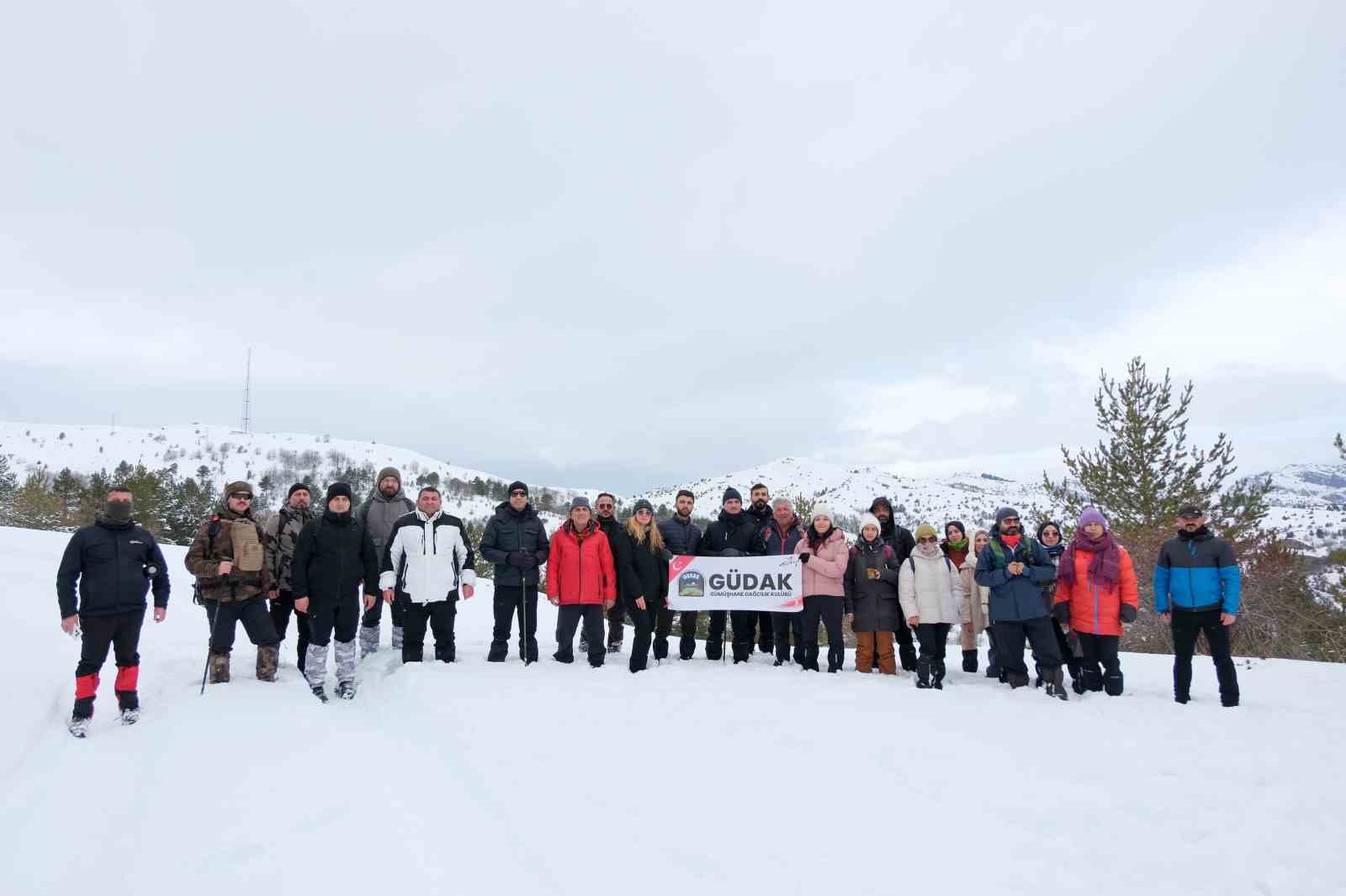 Gümüşhane’de beyaz yolculuk: Dağcılar kar üstünde buluştu
