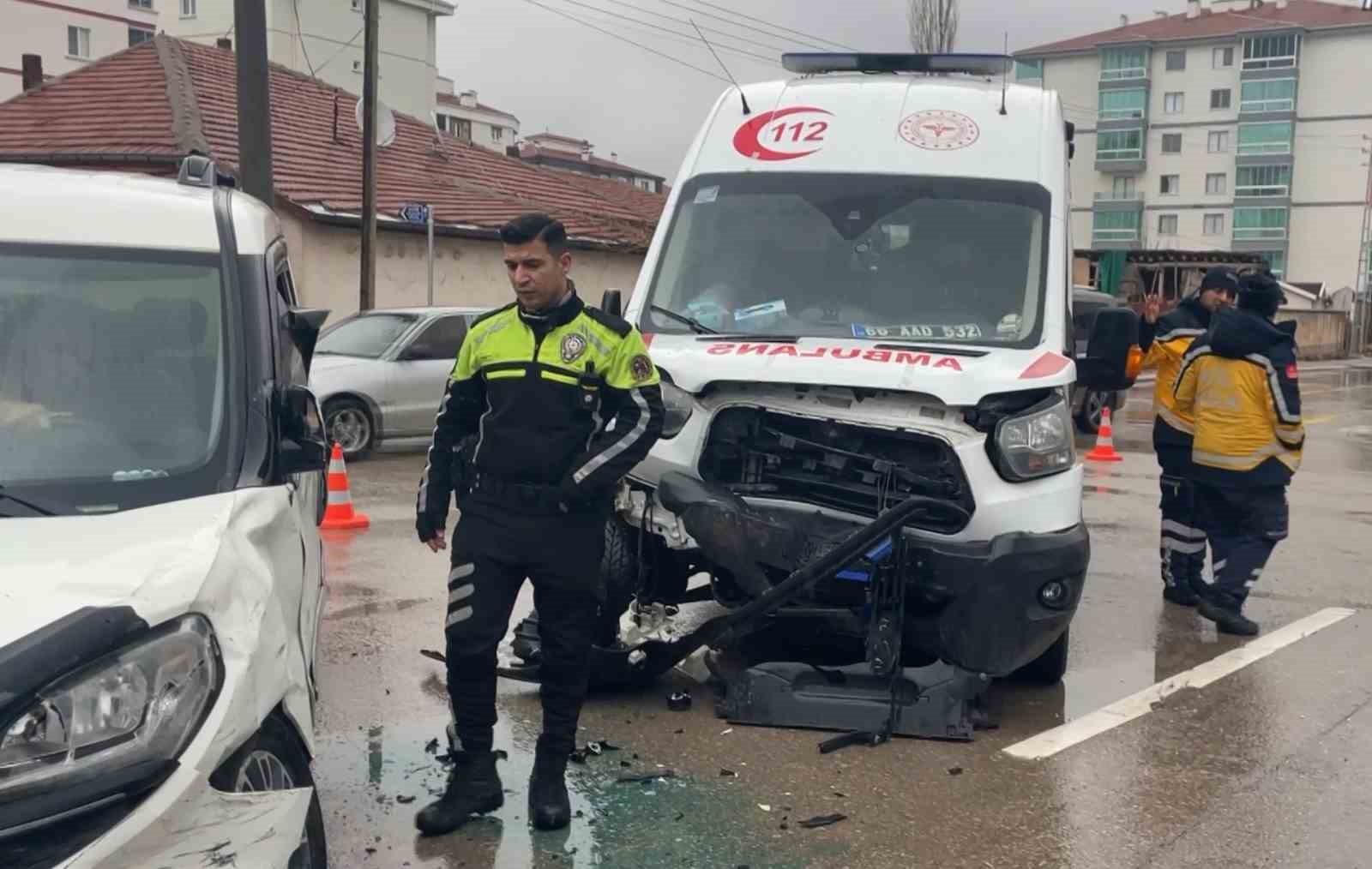 Hasta taşıyan ambulansla hafif ticari araç çarpıştı: 8 yaralı
