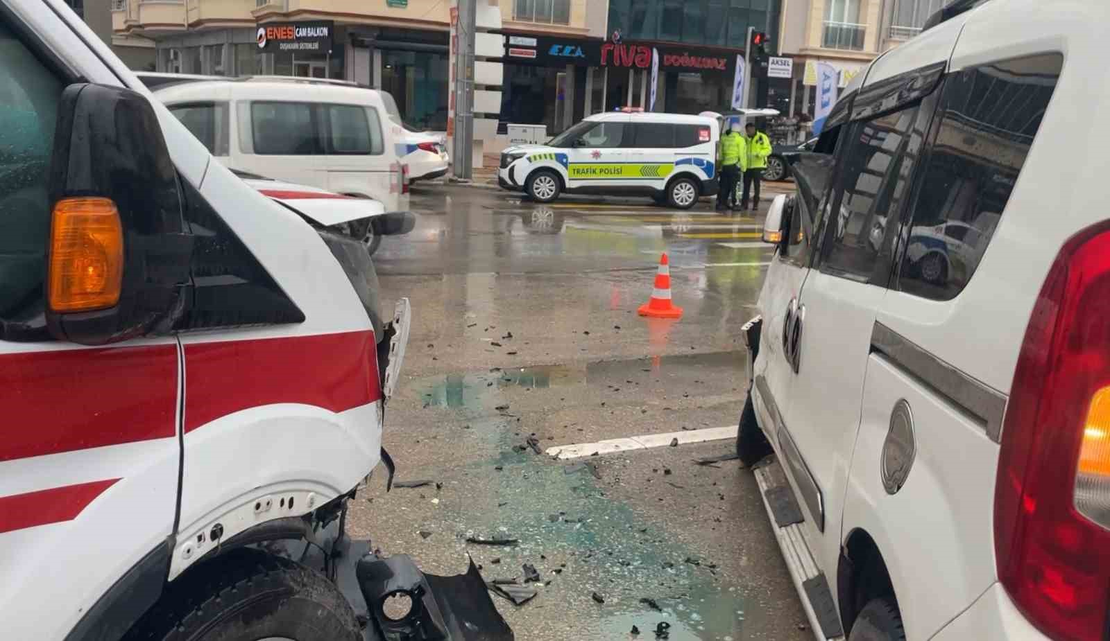 Hasta taşıyan ambulansla hafif ticari araç çarpıştı: 8 yaralı
