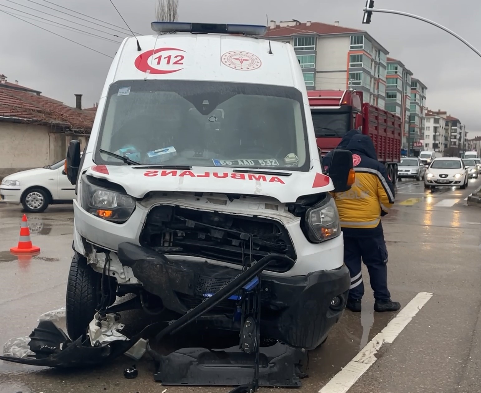 Hasta taşıyan ambulansla hafif ticari araç çarpıştı: 8 yaralı
