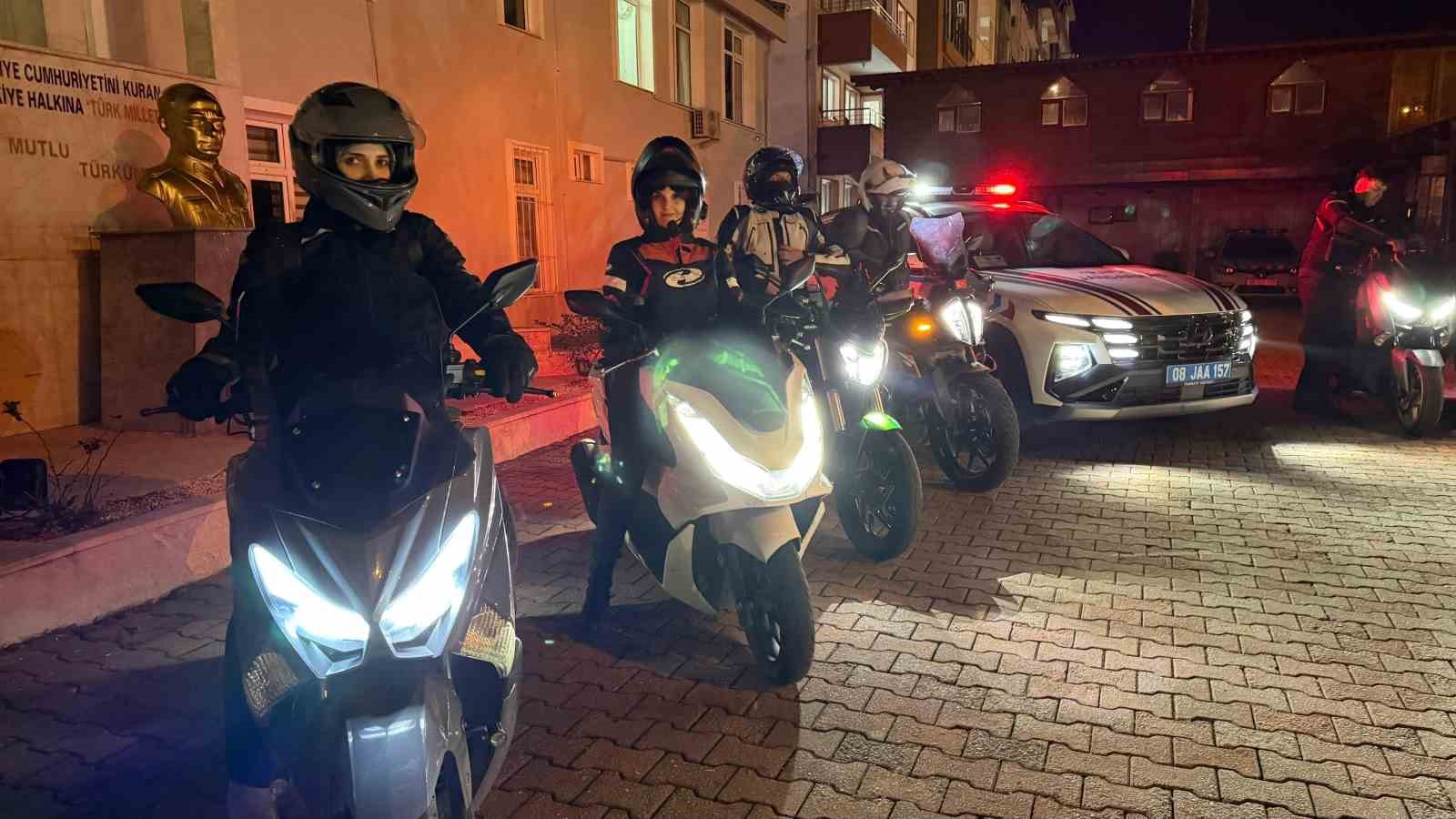 İlçede motosiklet sürücüsü artınca çareyi güvenli sürüş eğitimi vermekte buldular
İlçede motosiklet sürücüsü artınca çareyi güvenli sürüş eğitimi vermekte buldular