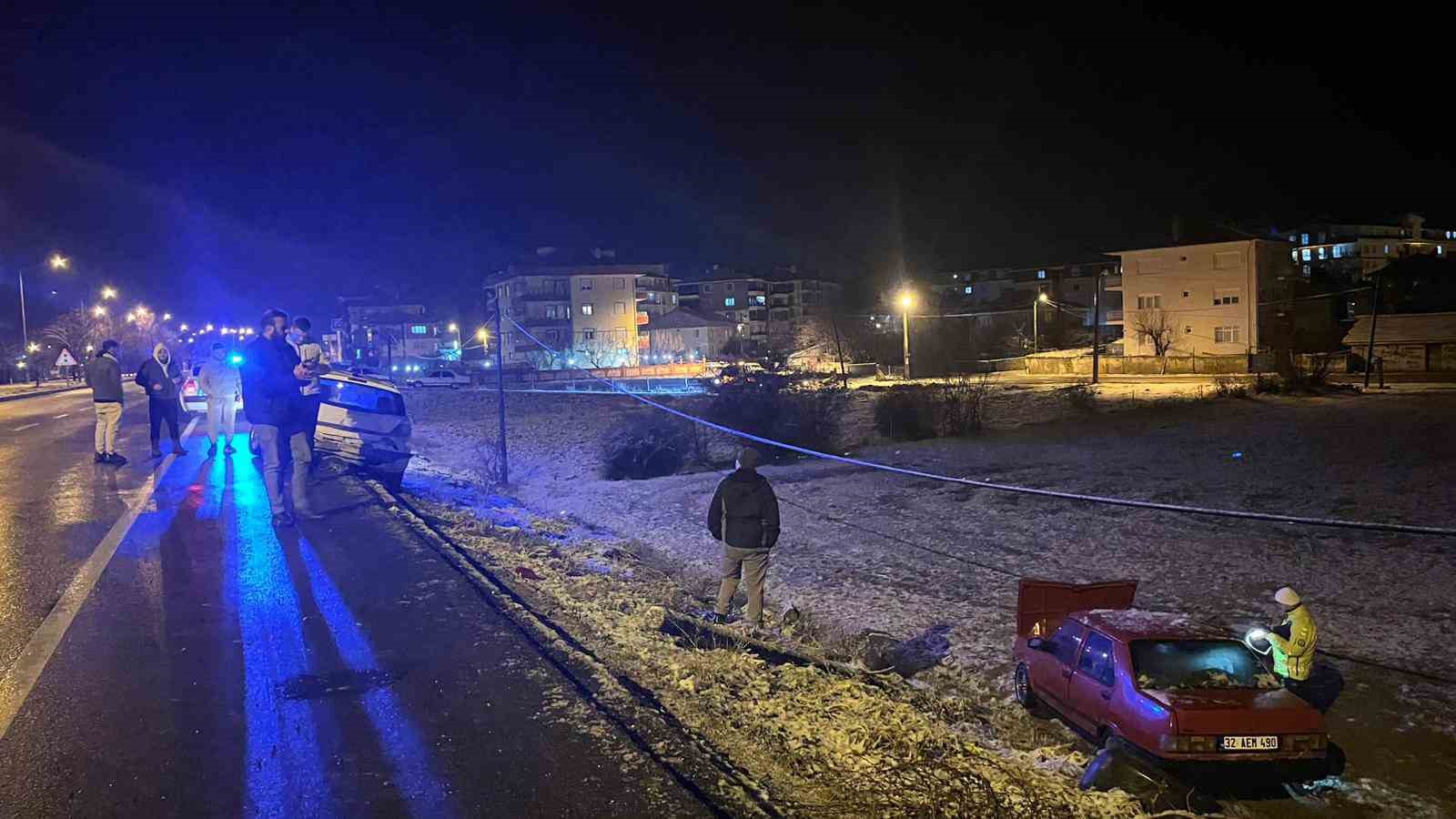 Isparta’da iki otomobil çarpıştı: 3 yaralı
