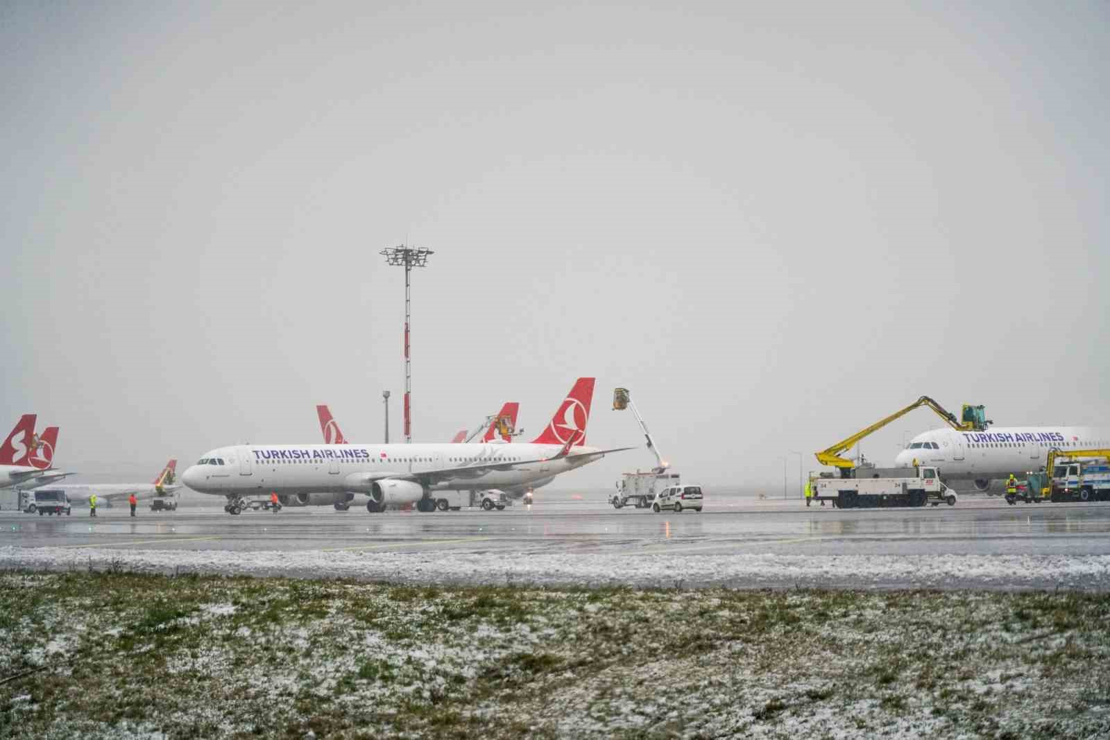 İstanbul Havalimanı’nda pistteki kar miktarı ‘anlık’ takip ediliyor
