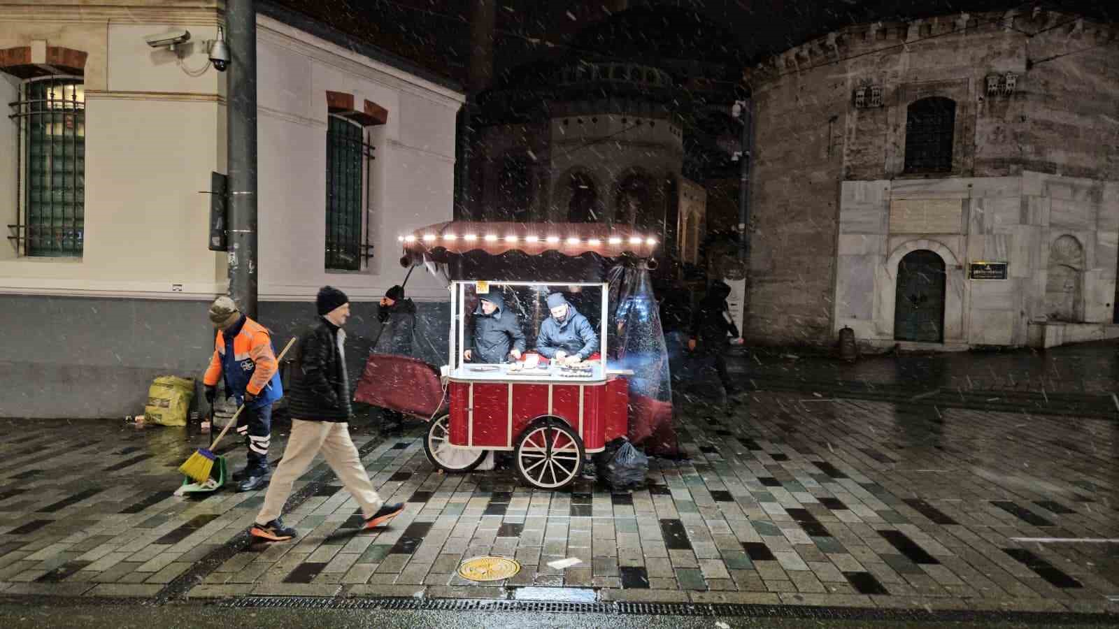 İstanbul’da gün boyu beklenen kar yağışı gece saatlerinde etkisini gösterdi
