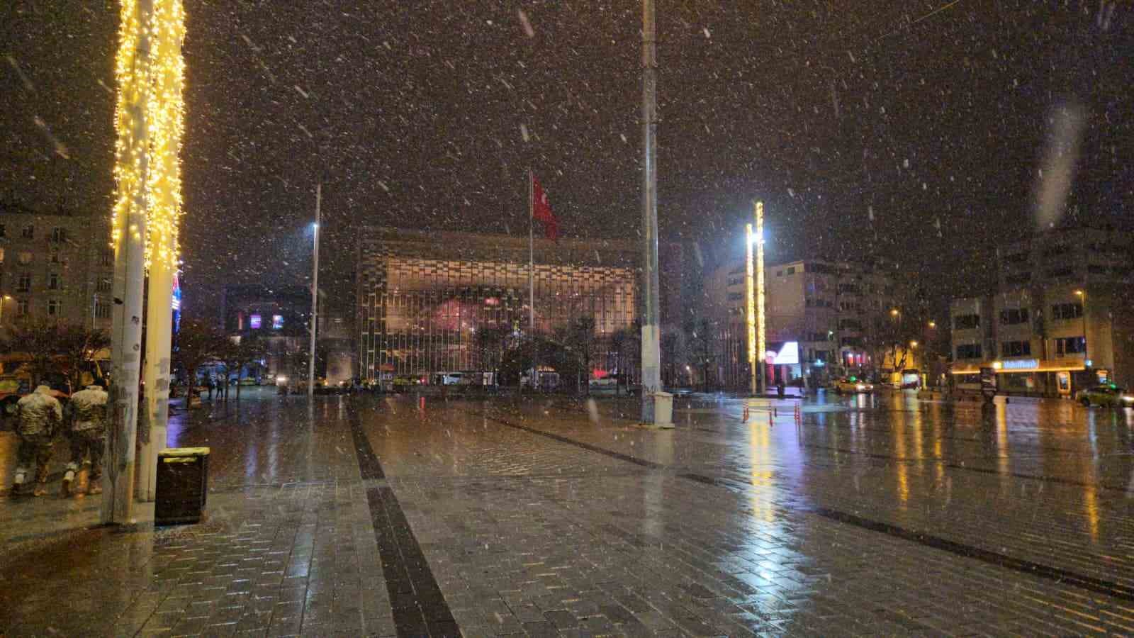İstanbul’da gün boyu beklenen kar yağışı gece saatlerinde etkisini gösterdi
