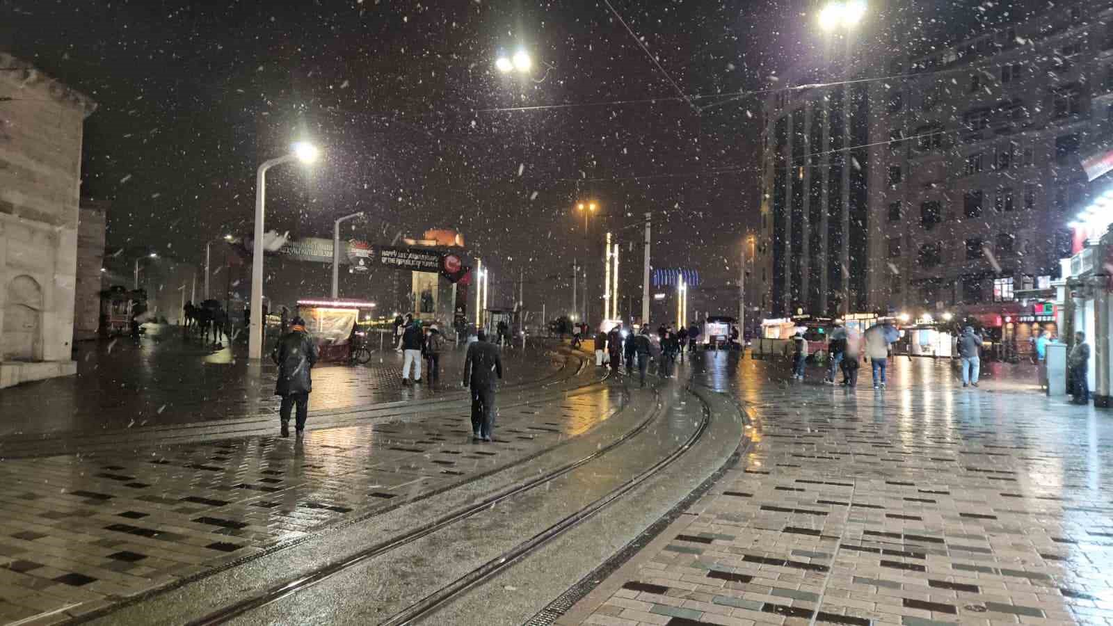 İstanbul’da gün boyu beklenen kar yağışı gece saatlerinde etkisini gösterdi
