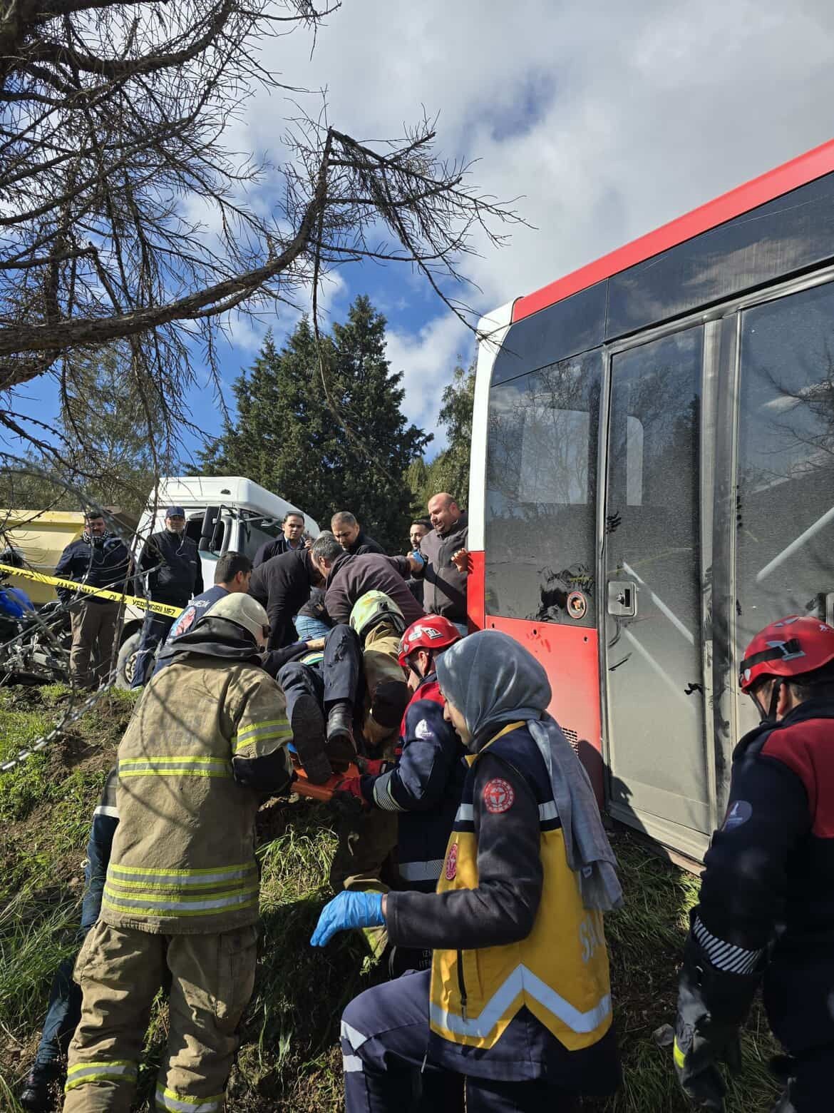 İzmir’de belediye otobüsü ile panelvan çarpıştı: 1 ölü, 8 yaralı
