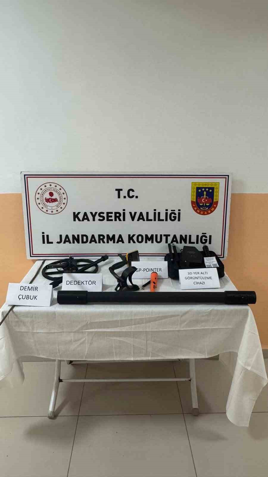 Kaçak kazı yapan şahıslara suçüstü: 3 gözaltı
Kaçak kazı yapan şahıslara suçüstü: 3 gözaltı