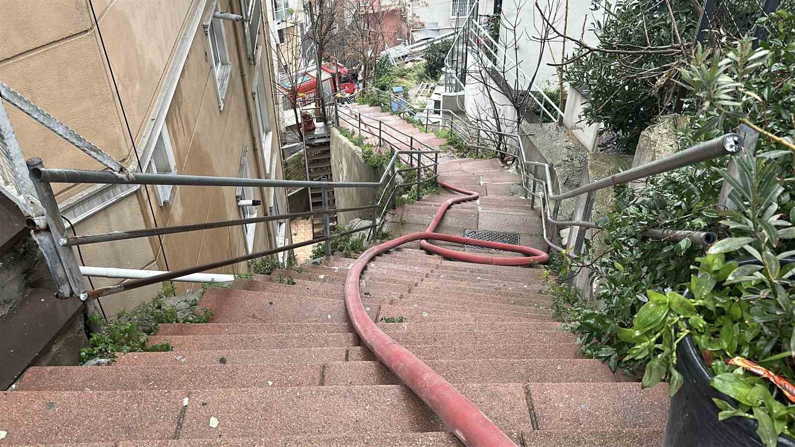 Kağıthane’de itfaiye ekiplerinin dik yokuşla ve dar sokakla imtihanı
Kağıthane’de itfaiye ekiplerinin dik yokuşla ve dar sokakla imtihanı