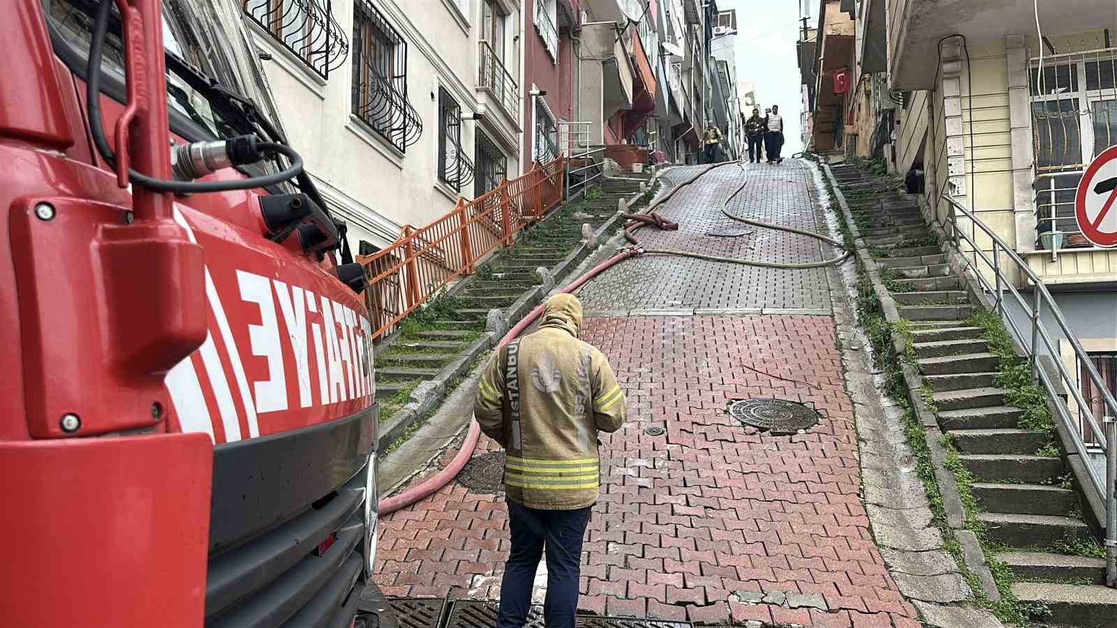 Kağıthane’de itfaiye ekiplerinin dik yokuşla ve dar sokakla imtihanı
Kağıthane’de itfaiye ekiplerinin dik yokuşla ve dar sokakla imtihanı