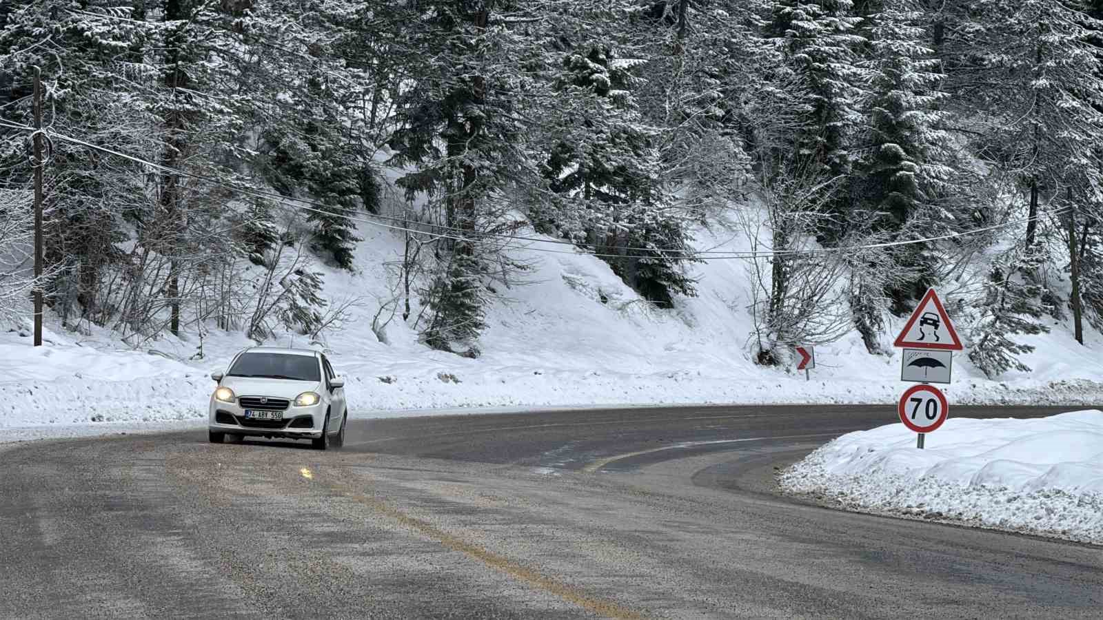 Karabük’te kar yağışıyla birlikte karayolları çalışmalarını sürdürüyor
