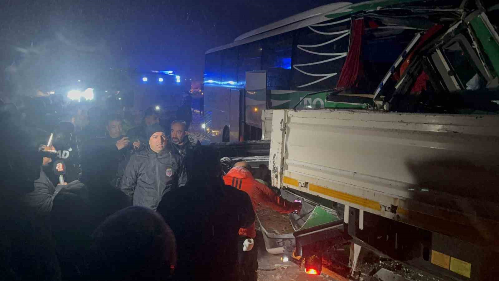 Karlı yolda kayan otobüs tıra çarptı: Yolcuları kurtarma çalışmaları sürüyor
Karlı yolda kayan otobüs tıra çarptı: Yolcuları kurtarma çalışmaları sürüyor