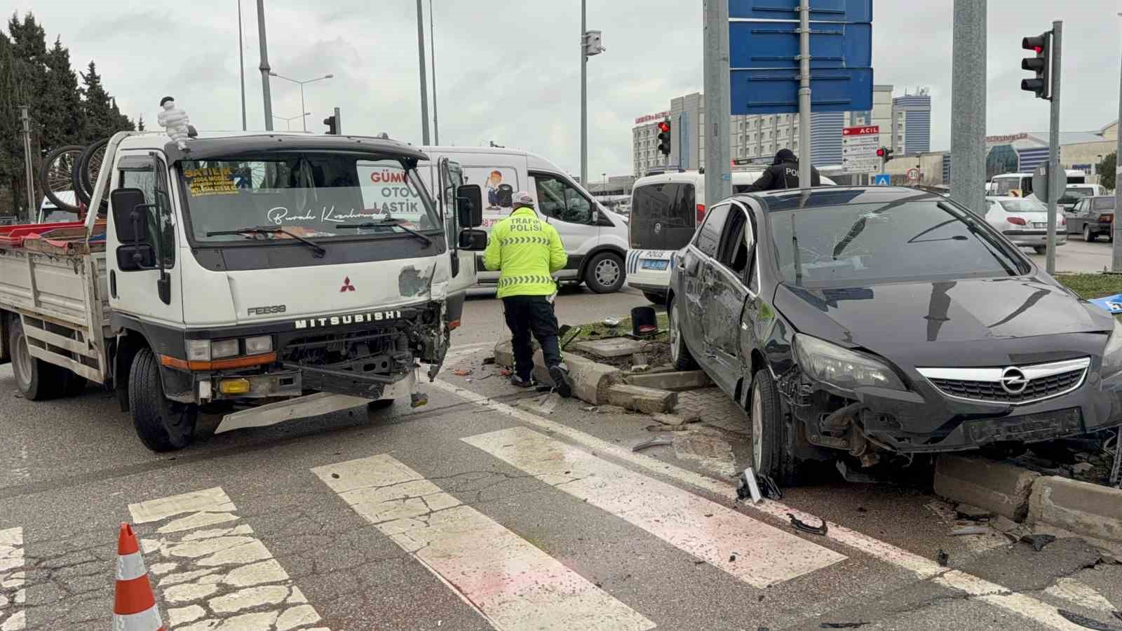 Kavşakta kamyonet ile otomobil çarpıştı: 3 yaralı
